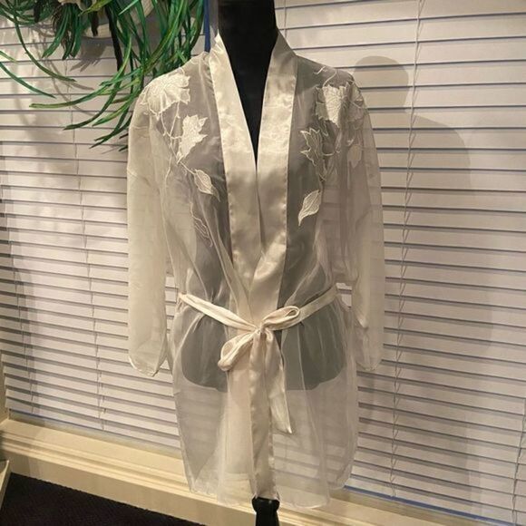 𝅺victoria’s secret sheer robe‎ color is white size medium great condition - Picture 1 of 7